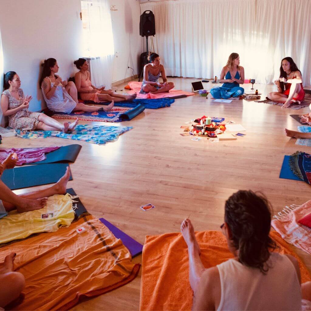 Myriam Peña facilitando un círculo de mujeres, introduciendo el BONUS EXCLUSIVO "Facilita Talleres de Sexualidad Femenina" en la Certificación en Sexualidad Femenina Taoísta – La Mujer Oceánica | Escuela de Mujeres