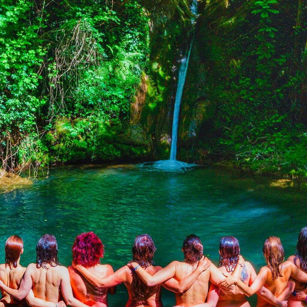 Myriam Peña facilitando un retiro de mujeres, introduciendo el BONUS SUPREMO "Facilita el Retiro Legendario de El TAO Erótico de la Mujer" en la Certificación en Sexualidad Femenina Taoísta – La Mujer Oceánica | Escuela de Mujeres