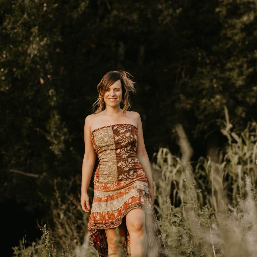 Myriam Peña caminando con presencia y energía femenina en conexión con la naturaleza, introduciendo el módulo de Activación Taoísta Femenina en la Certificación en Sexualidad Femenina Taoísta – La Mujer Oceánica | Escuela de Mujeres