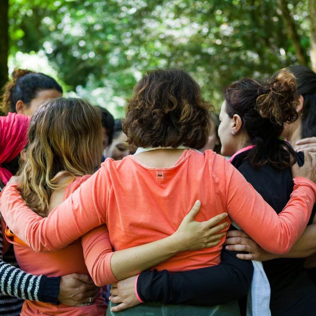 Myriam Peña abraza y sostiene un círculo de mujeres, introduciendo el módulo de Respiración Ovárica en la Certificación en Sexualidad Femenina Taoísta – La Mujer Oceánica | Escuela de Mujeres